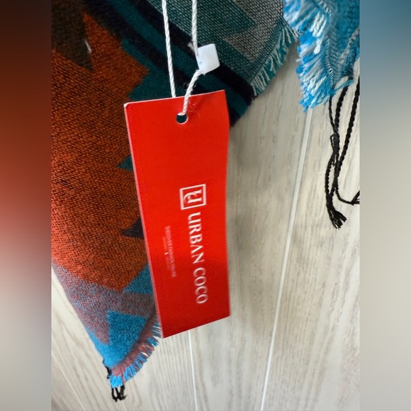 Urban CoCo NWT Wm Shawl Wrap One Size fits All Aztec Southwestern style wFringe - Picture 4 of 6